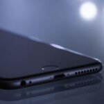 Celular virado para baixo na mesa: 6 motivos para adotar o hábito no dia a dia