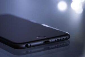 Celular virado para baixo na mesa: 6 motivos para adotar o hábito no dia a dia
