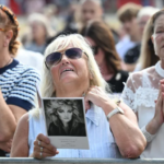 Multidão se despede de Bonnie Tyler em cerimônia no País de Gales
