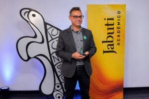 Professor alagoano vence Prêmio Jabuti Acadêmico 2026 com pesquisa sobre Drummond