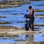 Homem é detido após ser flagrado com moto elétrica sobre corais na Ponta Verde