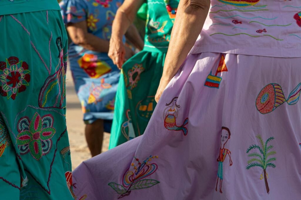 Livro registra histórias e bordados das mulheres de Riacho Doce em Maceió