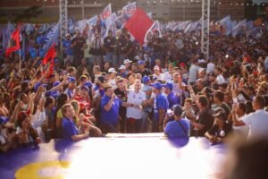 Renan Filho lança candidatura ao governo em Arapiraca com apoio de Lula e discurso de confronto com JHC