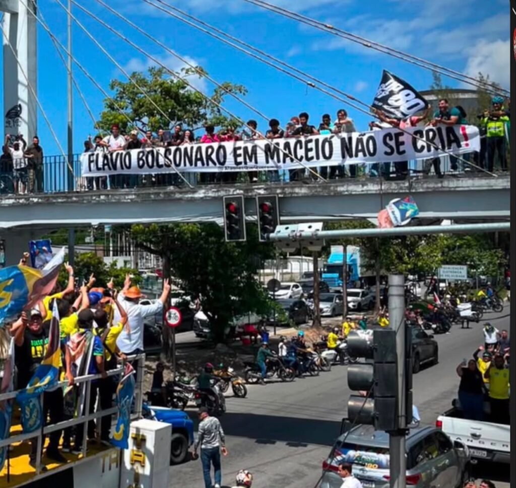 Fleming participa de protesto contra Flávio Bolsonaro em Maceió e leva campanha às ruas da Ufal