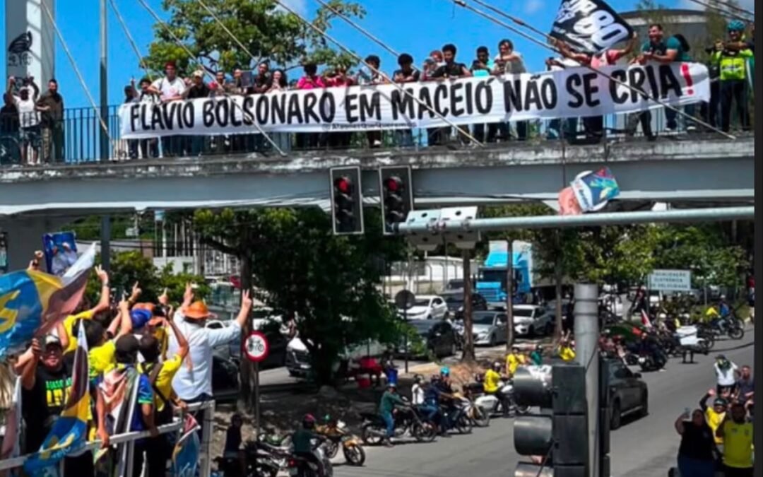 Fleming participa de protesto contra Flávio Bolsonaro em Maceió e leva campanha às ruas da Ufal
