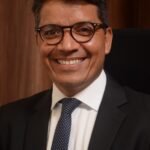 Trabalhador pode faltar ao emprego para levar filho ao médico? Veja o que diz a lei