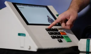 TSE reforça que assinatura digital e lacração impedem alterações nos sistemas das urnas eletrônicas