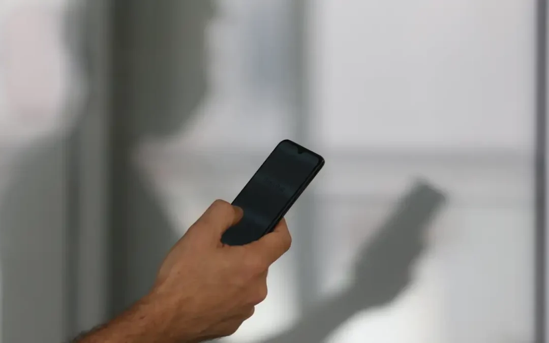 Furtos e roubos de celulares caem no Brasil, mas aparelho segue como alvo de crimes digitais
