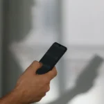 Furtos e roubos de celulares caem no Brasil, mas aparelho segue como alvo de crimes digitais