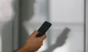 Furtos e roubos de celulares caem no Brasil, mas aparelho segue como alvo de crimes digitais