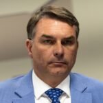Flávio Bolsonaro é um candidato sob suspeita, diz editorial do Estadão