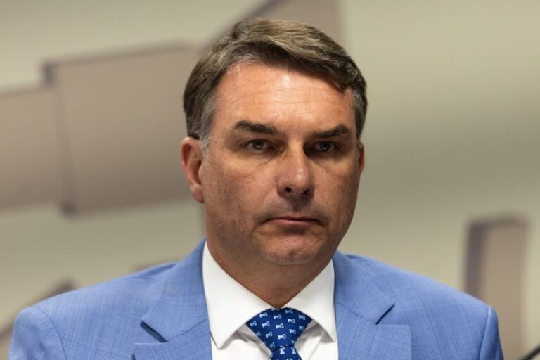 Flávio Bolsonaro é um candidato sob suspeita, diz editorial do Estadão