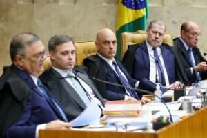 STF empata em 4 a 4 sobre juntar casos de Moraes e Mendonça após tensão no plenário
