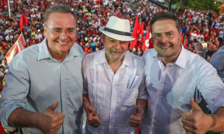 Renan Filho critica ações contra jornalistas em ato com Lula em Maceió