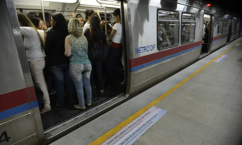 Medo da violência muda rotina de 98% das mulheres brasileiras, aponta pesquisa