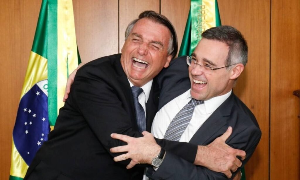 Mendonça retira tornozeleiras de ex-integrantes do governo Bolsonaro investigados no caso INSS