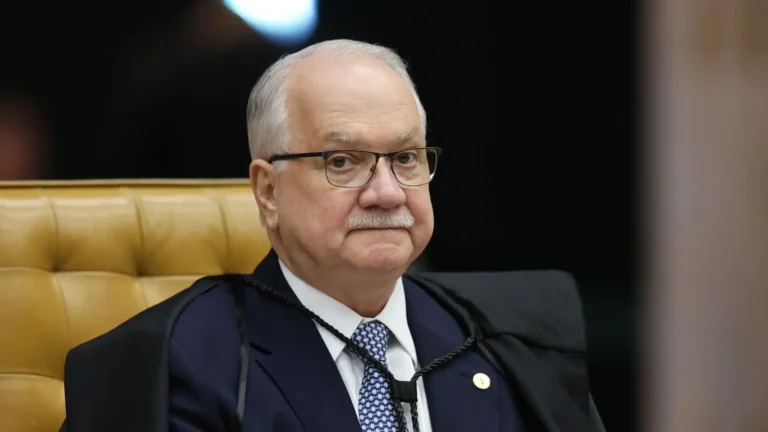 Ministros aposentados do STF cobram Fachin e pedem sessão pública para apurar crise na Corte