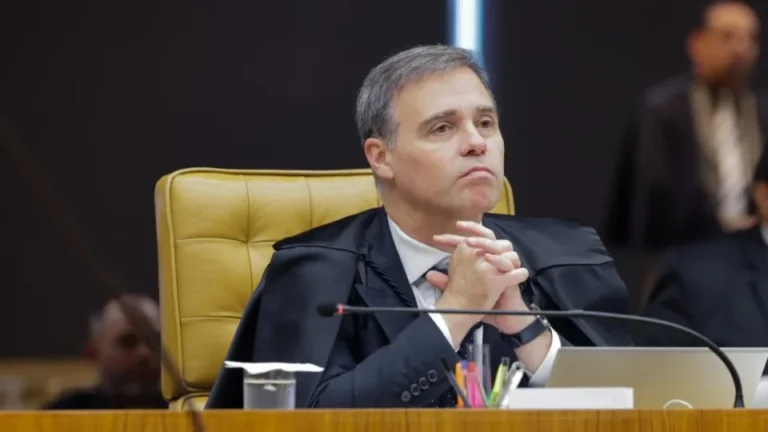 Teólogo diz que Mendonça ‘furou bolha’ bolsonarista e virou símbolo para evangélicos