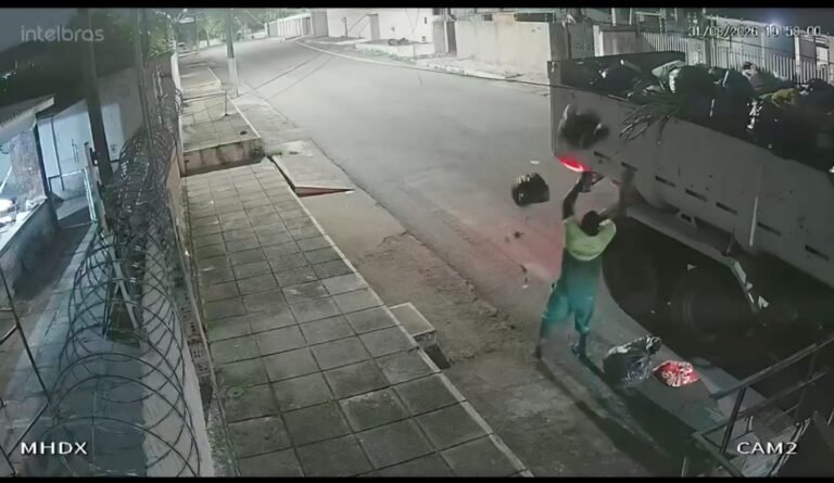 Moradores da Pitanguinha reclamam de coleta irregular de lixo e caminhão inadequado
