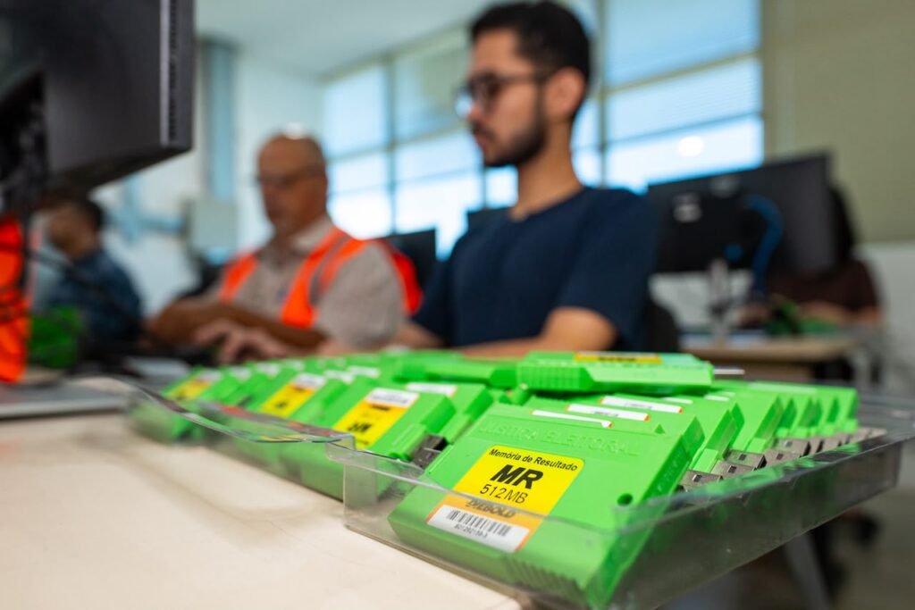 TRE-AL inicia carga e lacre das urnas eletrônicas para as Eleições 2026