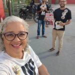Lenilda Luna faz panfletagem na porta de fábrica em Maceió