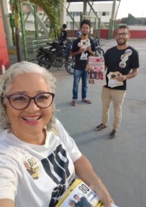 Lenilda Luna faz panfletagem na porta de fábrica em Maceió