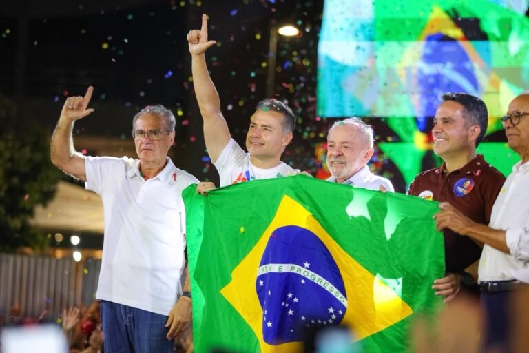 Lula e Renan Filho reúnem multidão em ato de campanha em Maceió
