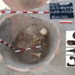 Esqueleto de 1.600 anos é encontrado dentro de enorme jarro em antiga fortaleza romana