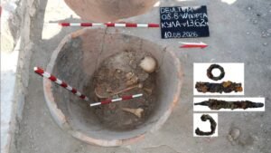 Esqueleto de 1.600 anos é encontrado dentro de enorme jarro em antiga fortaleza romana