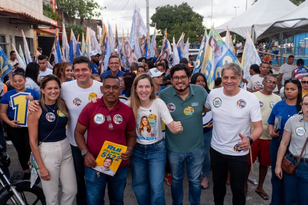 Carinho da população marca caminhada de Rui Palmeira no Benedito Bentes