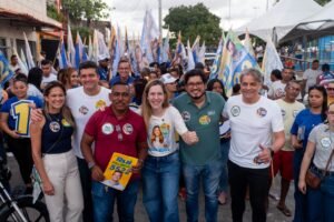 Carinho da população marca caminhada de Rui Palmeira no Benedito Bentes