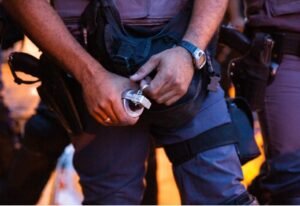 Violência vira promessa eleitoral e alimenta ciclo de medo, ódio e “justiçamento” no Brasil