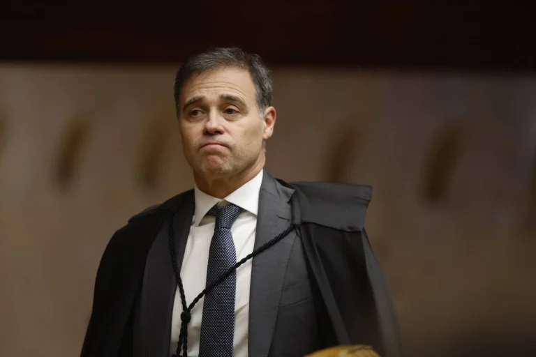 O golpe mudou de método, mas não de propósito