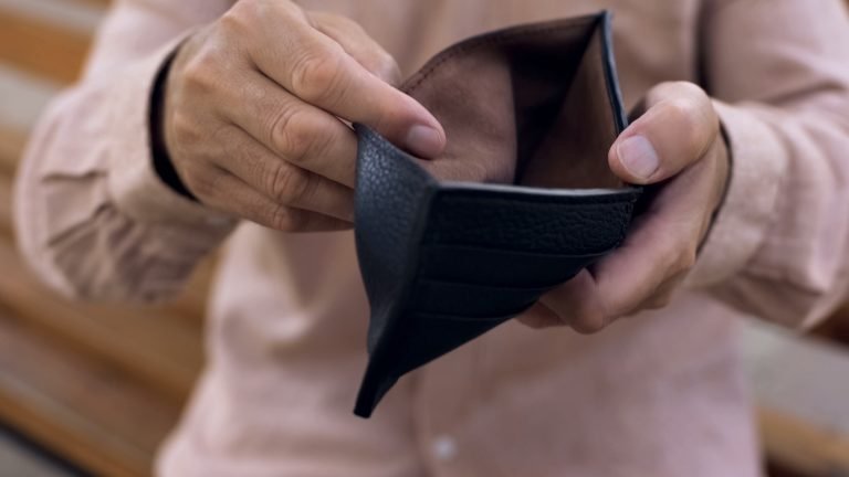 Projeto exige assinatura presencial para consignado de idosos