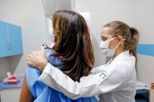 Governo Lula sanciona lei que garante check-up anual para mulheres no SUS
