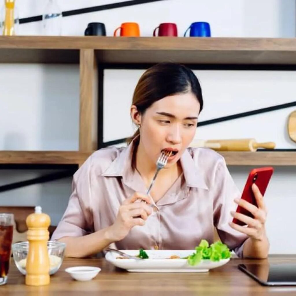 Distração à mesa aumenta o risco de comer em excesso, aponta estudo