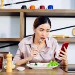 Distração à mesa aumenta o risco de comer em excesso, aponta estudo