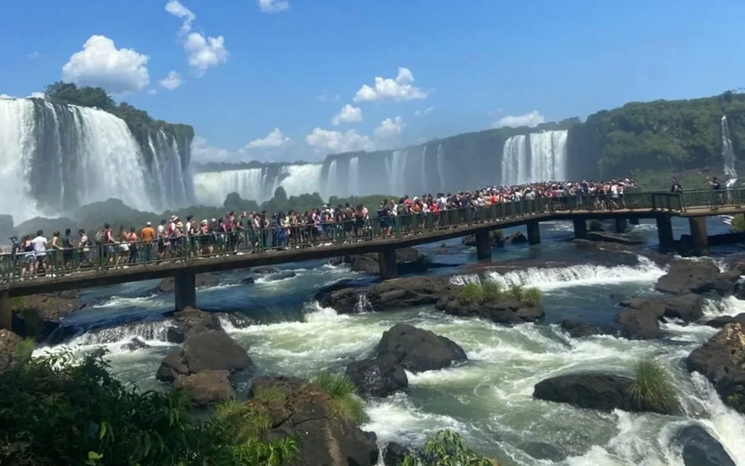 Turista invade área das Cataratas para pegar celular e leva multa de quase R$ 8 mil