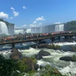 Turista invade área das Cataratas para pegar celular e leva multa de quase R$ 8 mil