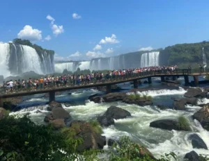 Turista invade área das Cataratas para pegar celular e leva multa de quase R$ 8 mil