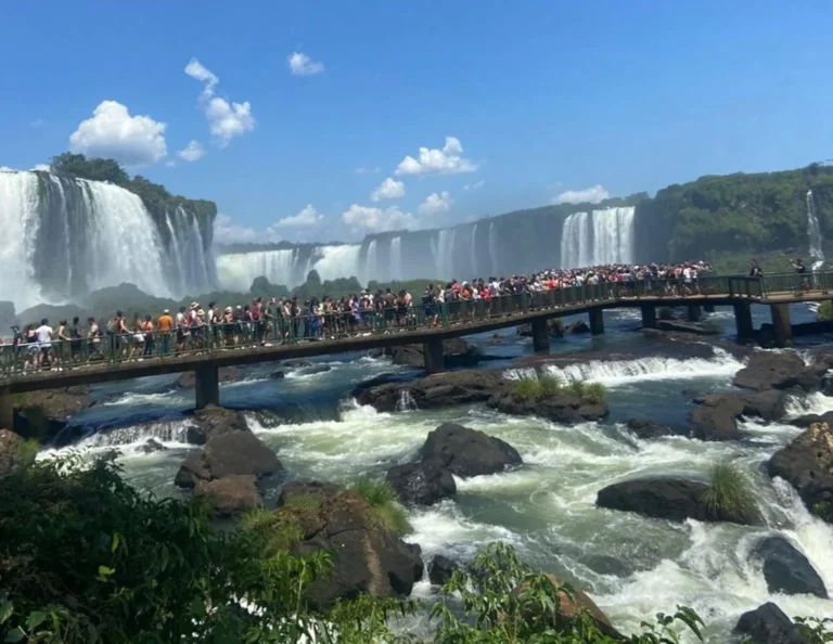 Turista invade área das Cataratas para pegar celular e leva multa de quase R$ 8 mil