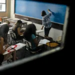Medo e autocensura avançam nas escolas e professores relatam pressão para evitar temas básicos