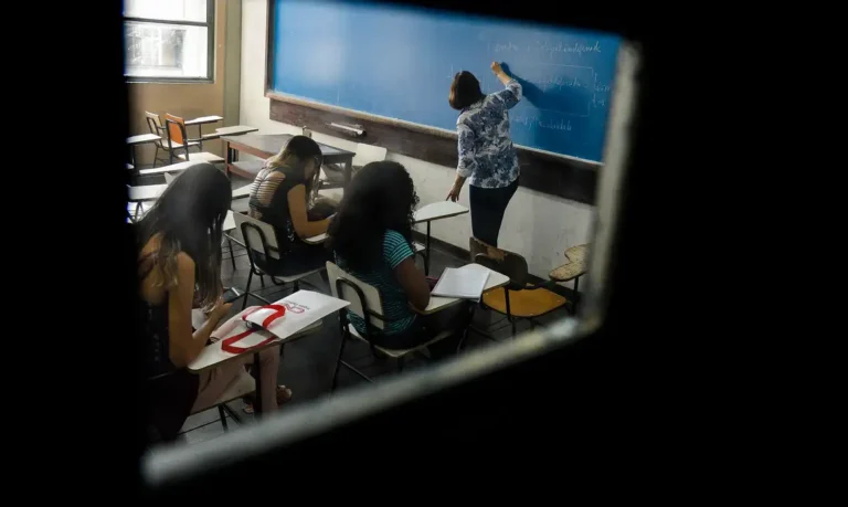 Medo e autocensura avançam nas escolas e professores relatam pressão para evitar temas básicos