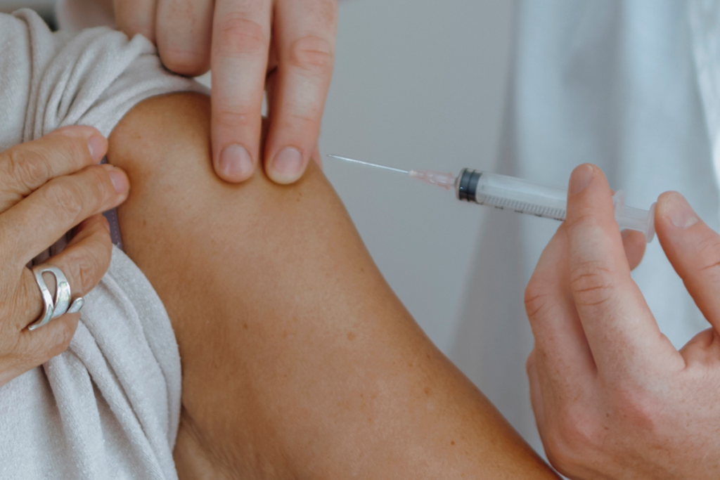 Vacina meningocócica ACWY protege contra quatro sorogrupos e está disponível em clínicas do SESI