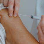 Vacina meningocócica ACWY protege contra quatro sorogrupos e está disponível em clínicas do SESI