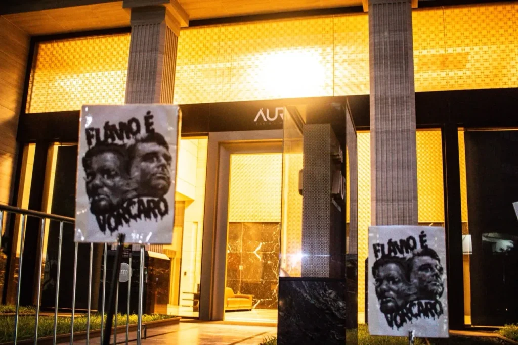 ‘Flávio é Vorcaro’: movimento faz protesto na Faria Lima contra relação entre senador e ex-banqueiro