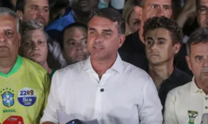 Em carta golpista, Flávio Bolsonaro agradece a Milei e Trump por apoio após saída do Brasil