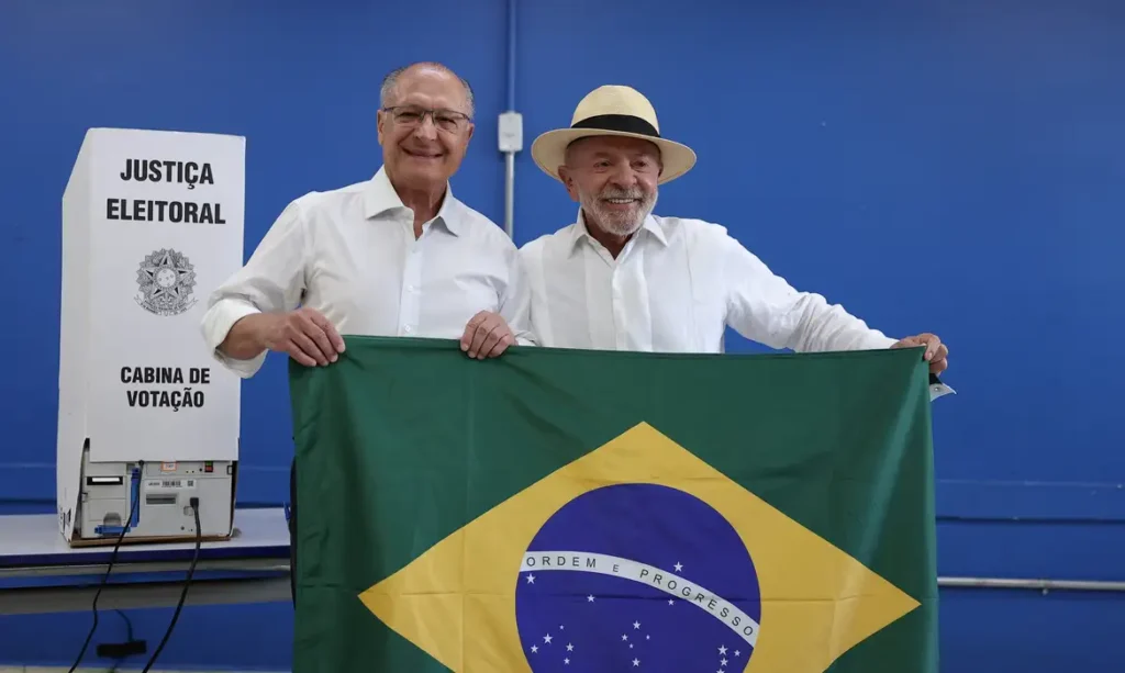 Mendonça manda redes sociais removerem posts que dizem que Lula jogou bandeira do Brasil no chão