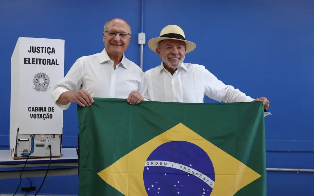 Mendonça manda redes sociais removerem posts que dizem que Lula jogou bandeira do Brasil no chão