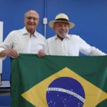 Mendonça manda redes sociais removerem posts que dizem que Lula jogou bandeira do Brasil no chão